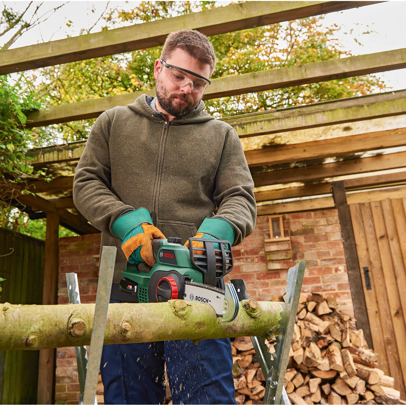 Bosch Cordless Chainsaw UniversalChain 18 Lightweight 18V 200mm Bare Unit - Image 2