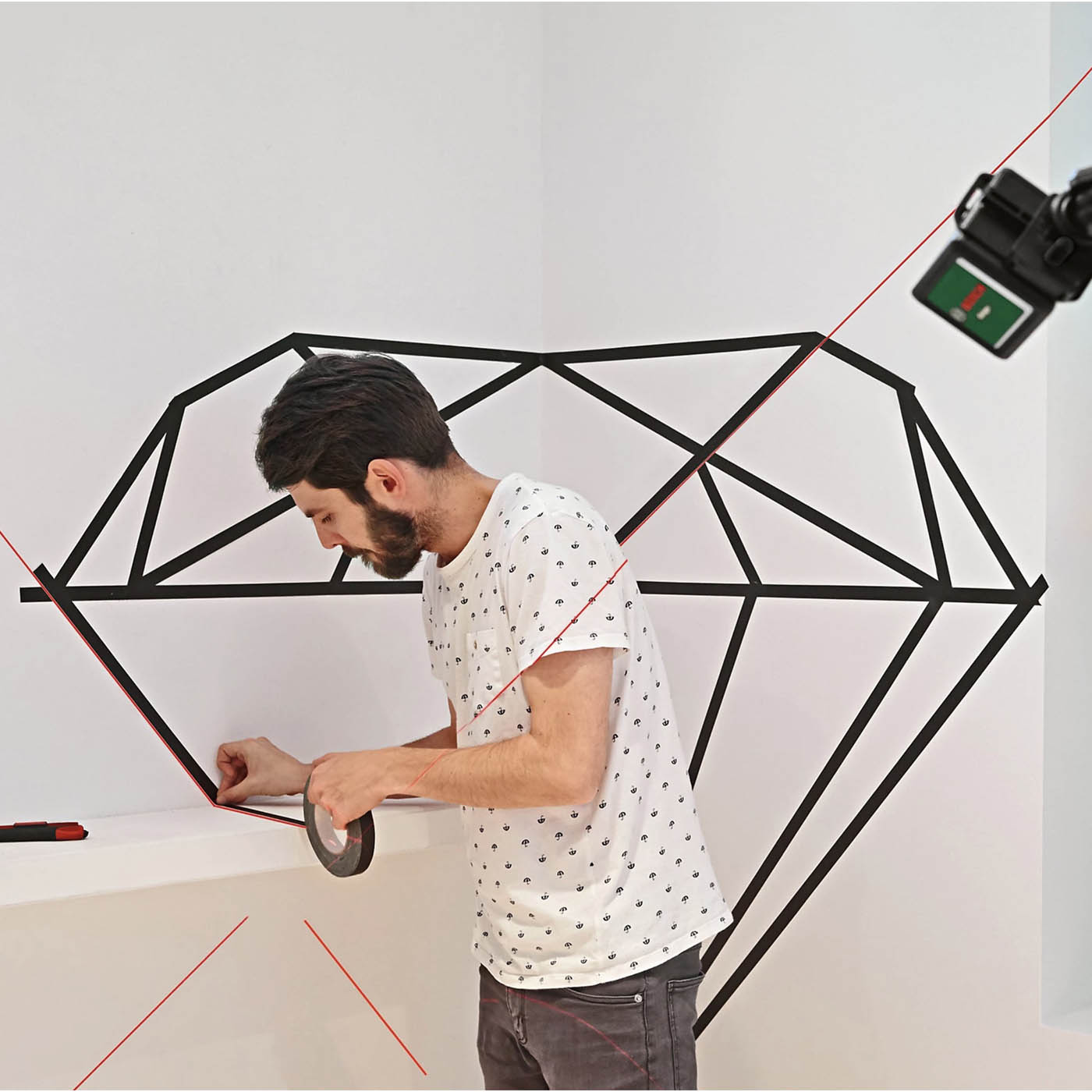 Bosch Laser Level Self Levelling Red Indoor Cross Line Horizontal Vertical - Image 2