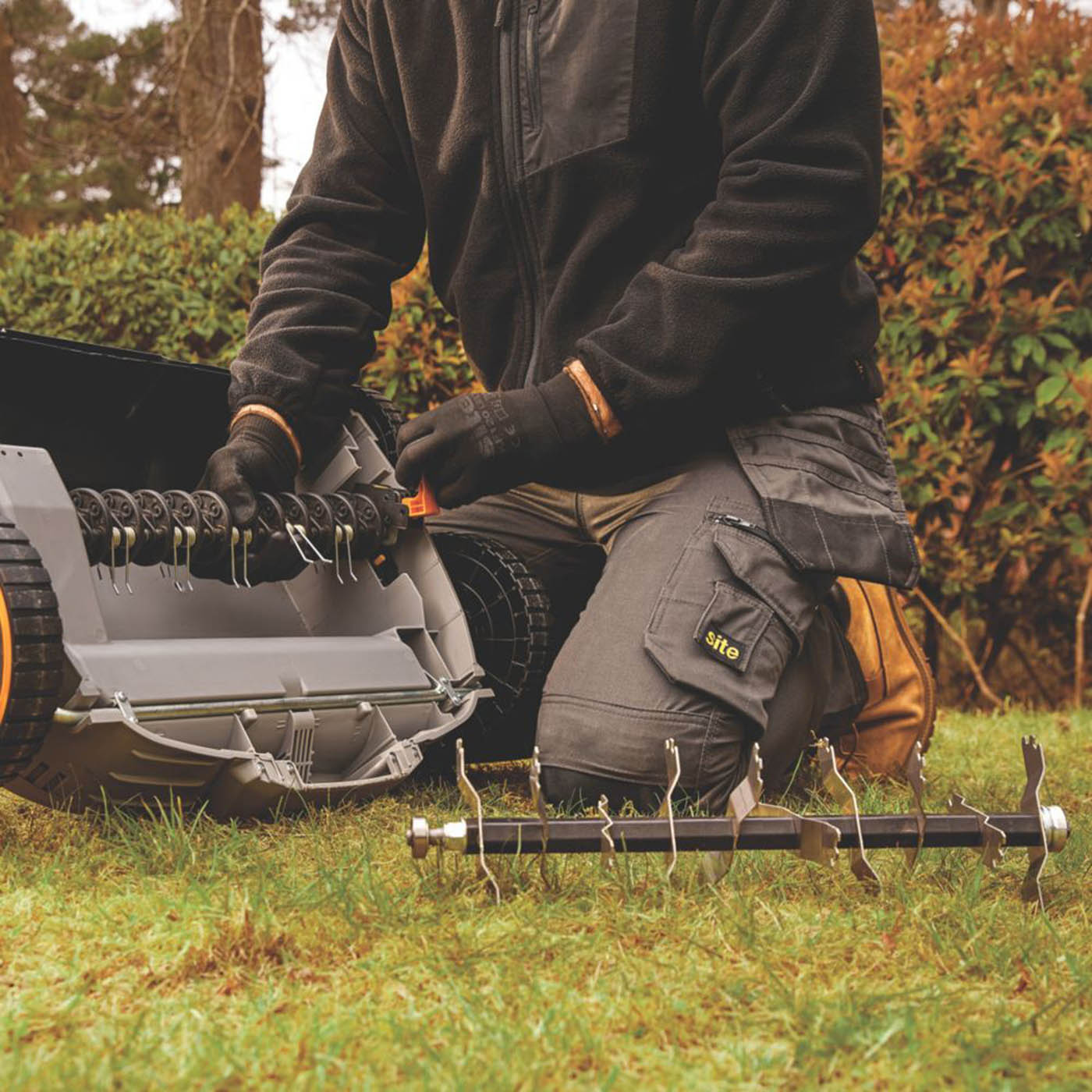 Titan Lawn Scarifier Electric TTB1800SR Outdoor 37cm Garden Aerator Rake 930W - Image 4