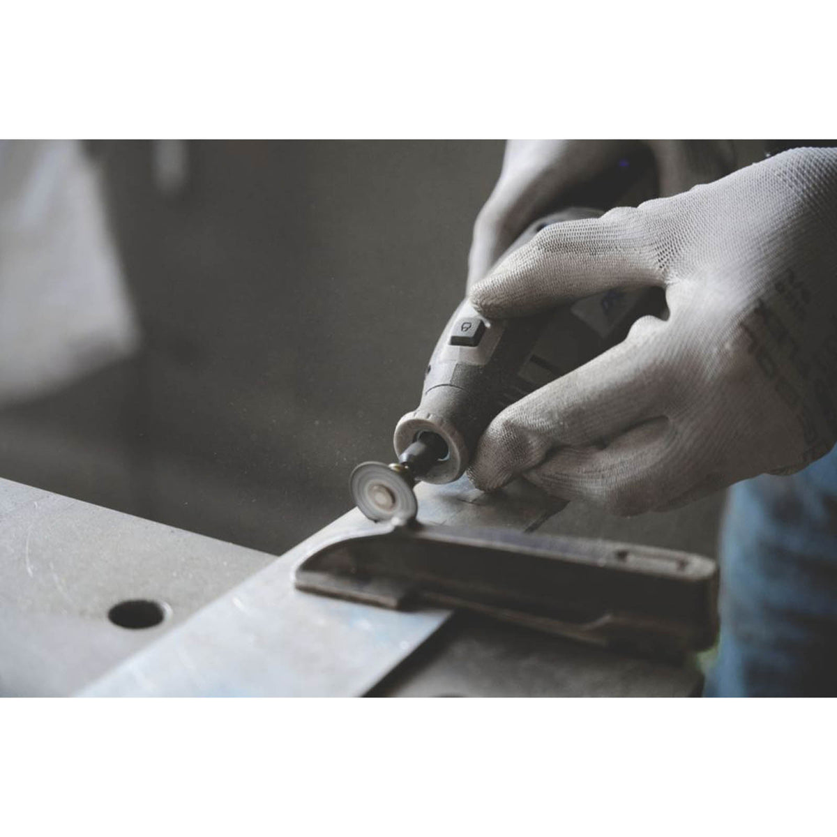 Dremel Multi Tool Cordless 12V 2.0Ah Li-Ion 8250-5 Brushless with Accessories - Image 4