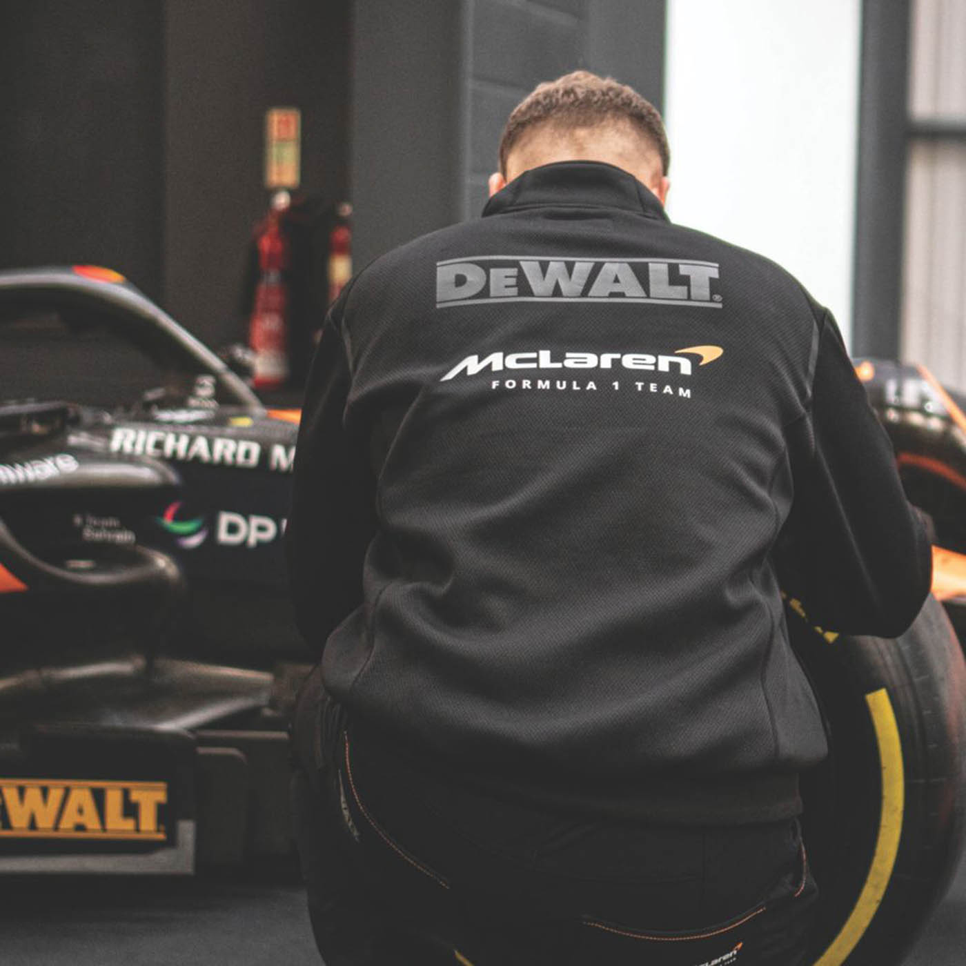 DEWALT Softshell Jacket McLaren F1 Team Pitstop Black Medium 39-41" Chest - Image 6