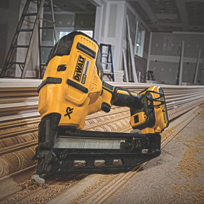 DeWalt Galvanised Nails Angled Finish Framing Durable 16ga x 63mm 2500 Pack - Image 5