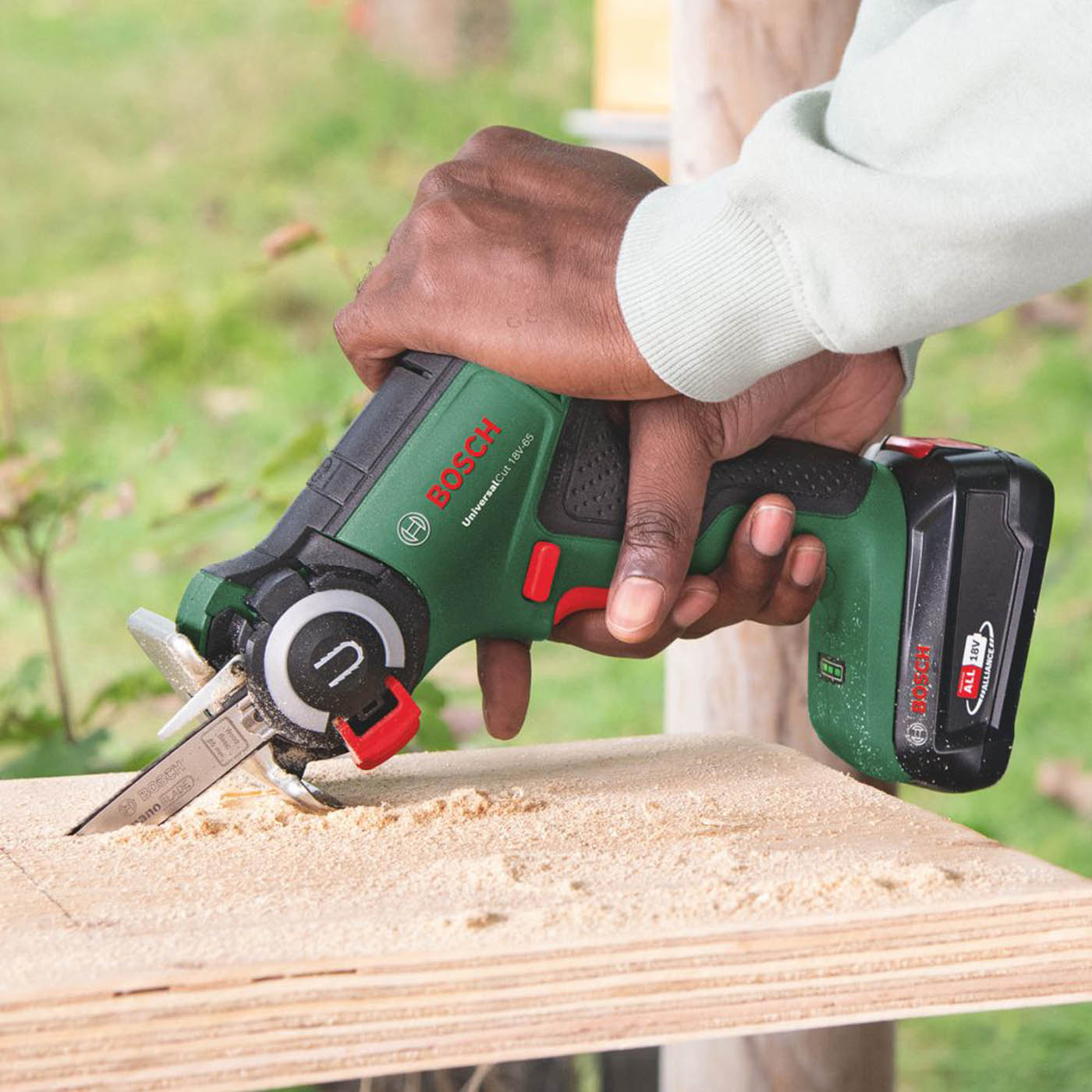 Bosch Mini Chainsaw Cordless 18V Li-Ion UniversalCut18V-65 6.5cm Body Only - Image 2