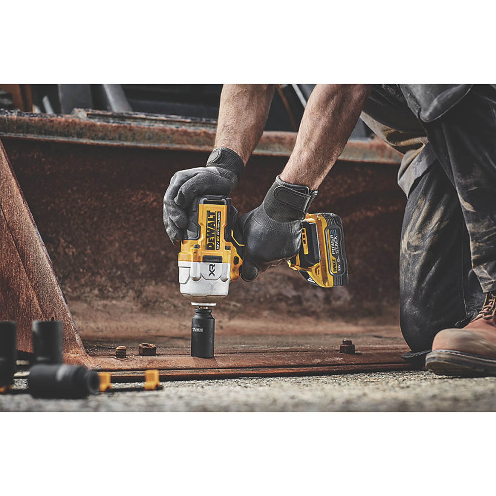 DEWALT Cordless Impact Wrench DCF961N-XJ 18V Li-Ion XR Brushless Body Only - Image 4