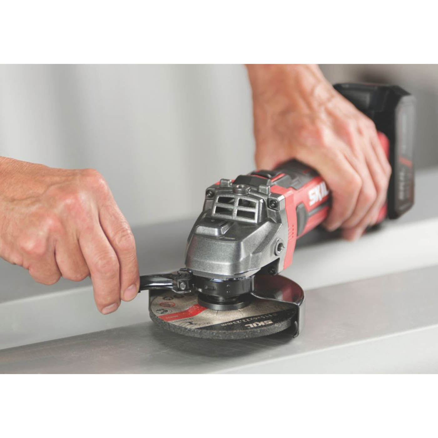 Skil Angle Grinder 20V Cordless AG1E3921CA Ergonomic Soft Grip Compact Body Only - Image 3