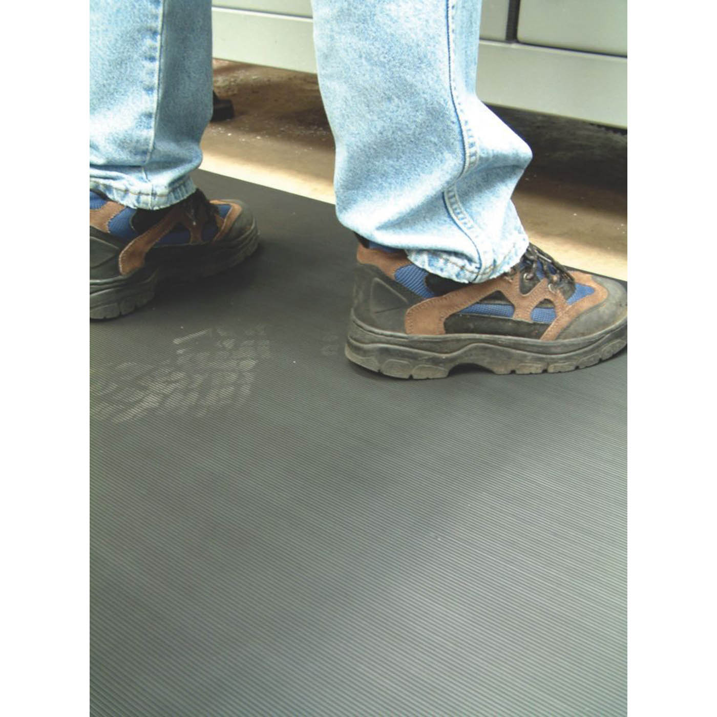 COBA Europe Floor Mat Fluted Rubber Anti Slip Black Water Resistant 10 x 0.9m - Image 4